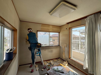 洋室クロス施工中