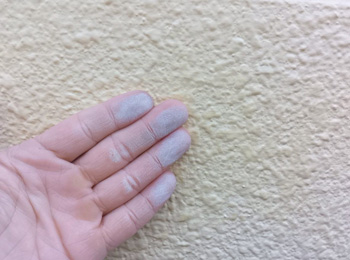 外壁　チョーキング