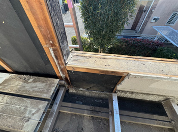 ベランダ雨漏り改修工事　施工中